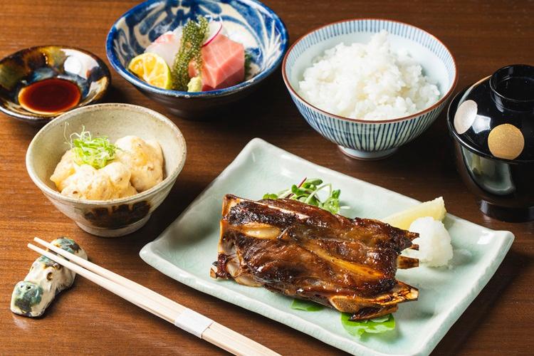【シラカチ日本料理】＜おすすめ御膳＞ 新鮮な御造りをはじめ、和食ならではの美しい盛り付け、食材本来の旨味を引き出すことにこだわり、旅先でも嬉しい日本、沖縄の心を込めた御膳に仕上げました。※料理イメージ