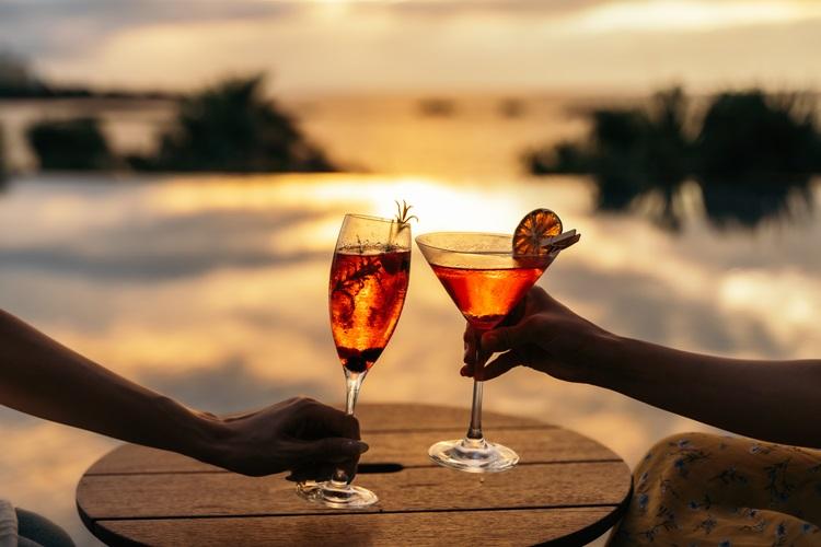 【シラカチバー】 リゾートカクテルを飲みながら夕暮れに浸る贅沢時間。