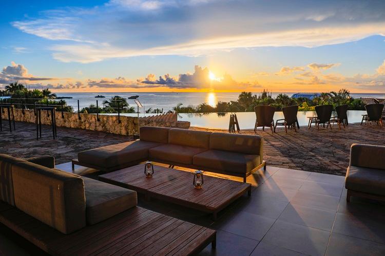 【シラカチバー】 ＜シラカチバー テラス＞ リゾートカクテルを飲みながら夕暮れに浸る贅沢時間。