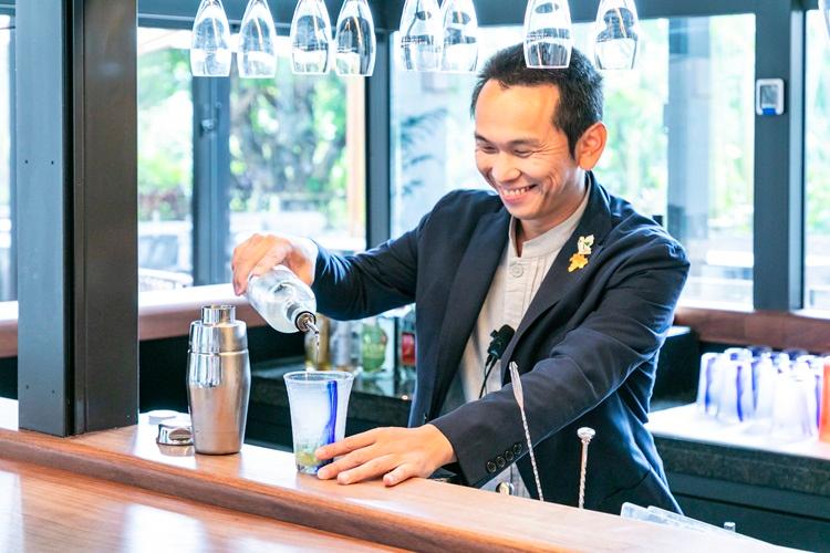 【ロビーラウンジ＆バー】 心地よくて洗練された空間で、ご自身らしい時間をバーテンダーの作り上げるカクテルとともにお過ごしください。