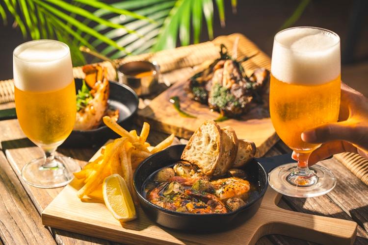 【ロビーラウンジ＆バー】 ホテルシェフが手掛けるワンランク上のアウトドアメニューの中から、是非、お気に入りの１品を見つけてください。 ※料理イメージ