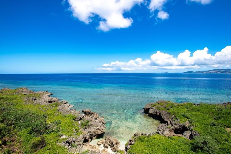 ＜オーシャンフロントビュー＞沖縄本島西海岸に美しく広がる壮大な海や、瀬良垣島の岩肌や原生植物などを眼下にご覧いただける客室は、オープンエアバルコニー付きのオーシャンビュー。