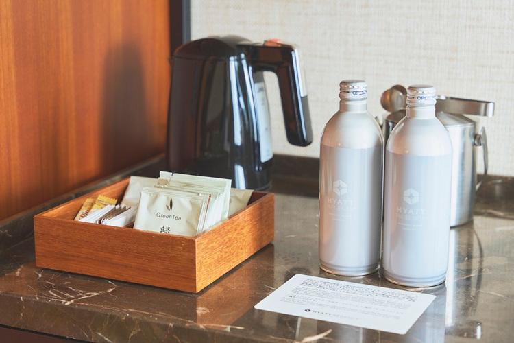 【ゲストルーム】 電気ケトル、ミネラルウォーターボトル、コーヒー＆紅茶セットをご用意しております。