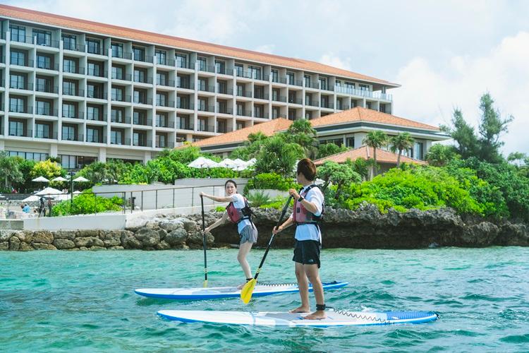 【マリンアクティビティ】＜SUP体験＞楽園の島、瀬良垣アイランドの潮風を浴びながら、目の前に広がる美しい沖縄の海を体感してください。　※イメージ