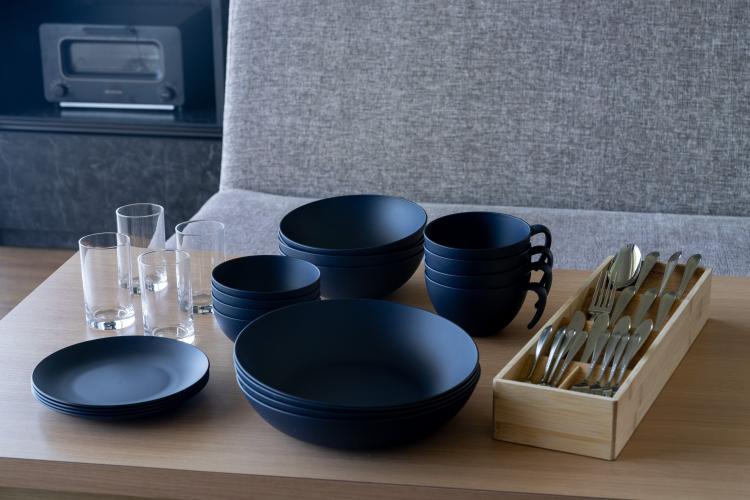 【客室備品】フライパンや食器類も完備。何も持たずに調理可能です。