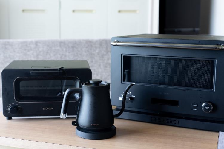 【客室備品】二層式冷蔵庫と電子レンジ(BALMUDA The Range)・トースター(BALMUDA The Toaster)もご用意しております。