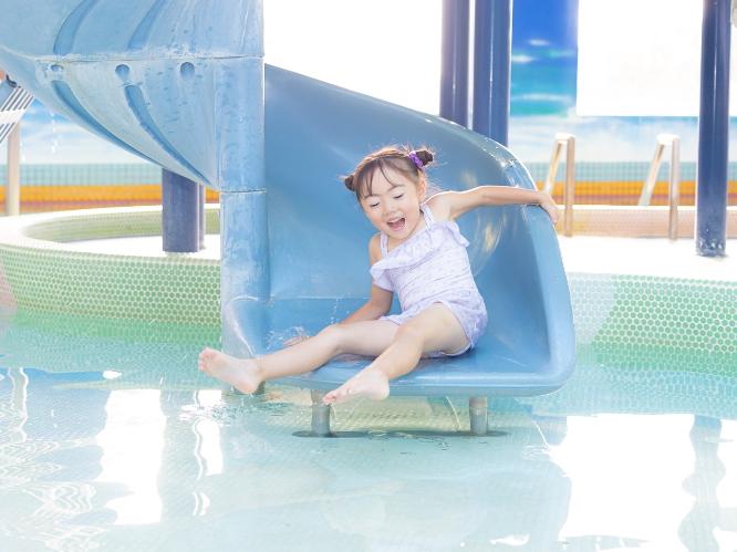 お子様用室内プール「アクアランド　ソンテ」  すべり台で思い切り遊んじゃおう！