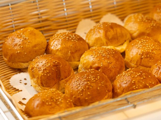 【朝食マルスコイバイキング　勝手バーガー】  好きな具材を挟んでオリジナルバーガーを作ろう（イメージ）