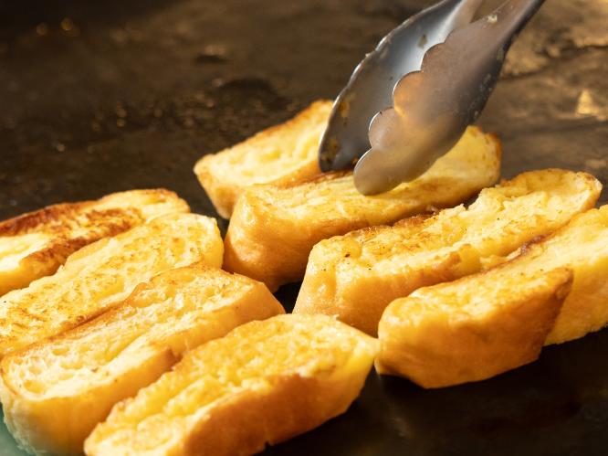 【朝食マルスコイバイキング】  目の前で焼いてくれるフレンチトーストも絶品