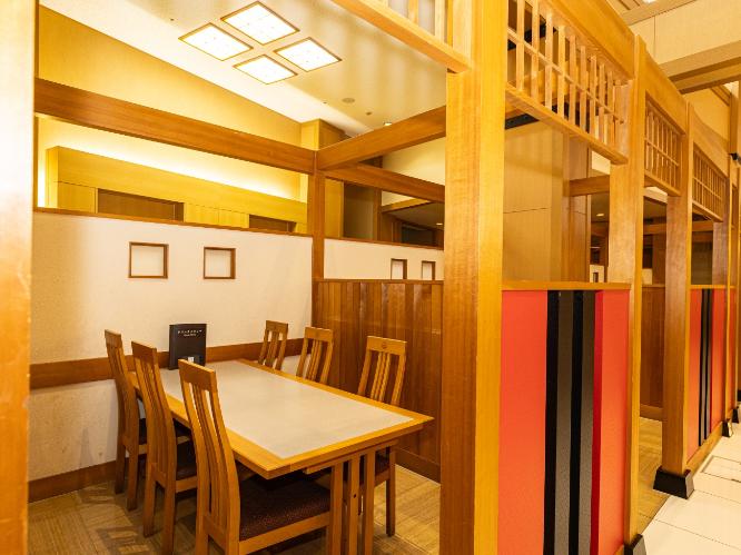 【夕食マルスコイバイキング　会場の一例】  落ち着いた雰囲気の半個室