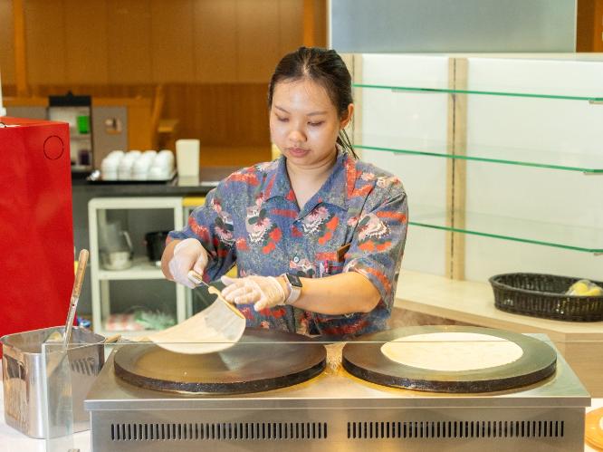 【夕食マルスコイバイキング　デザートコーナー】  クレープはご注文を受けてからお作りしております♪