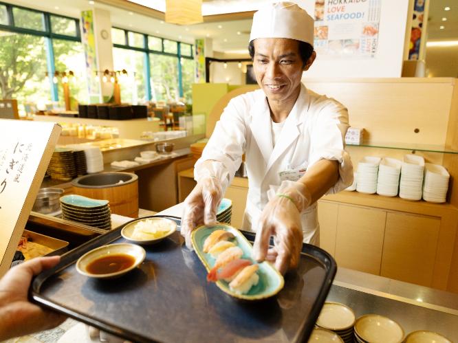 【夕食マルスコイバイキング　会場内寿司処「嘉兵衛」】  ご注文を受けてからお寿司を握ります