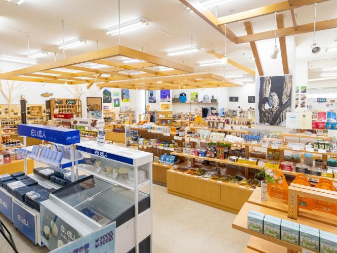 （西館 1F）売店「ジェレボ」  知床のお菓子など多数の品揃えでお待ちいたしております。