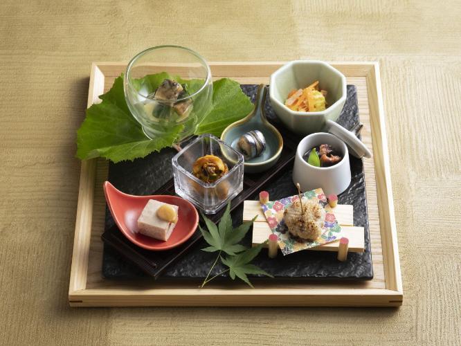 【もりの風茶寮・2026年夏】前菜/北海道はもちろん、福井や沖縄まで、日本各地の郷土料理が並ぶ