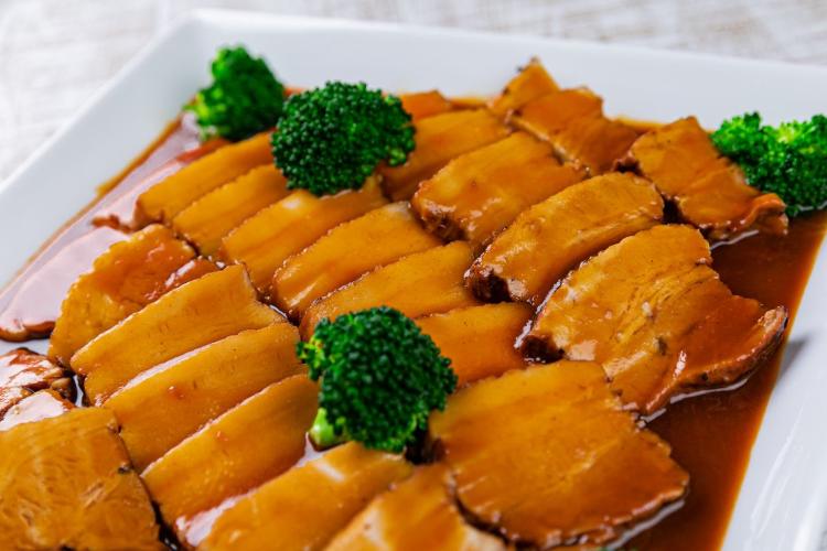 【2026夏バイキング】豚バラ肉アイリッシュシチュー風煮込み。じっくり時間をかけて、お口の中でとろけるほど柔らかく煮込みました。お肉と野菜の旨味が溶け込んだ、素朴で優しい味わいのシチューです。