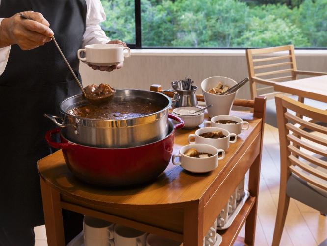 【ブッフェ一例】お肉とろとろの当館名物ビーフシチュー。お席を回って出来立てをお届け