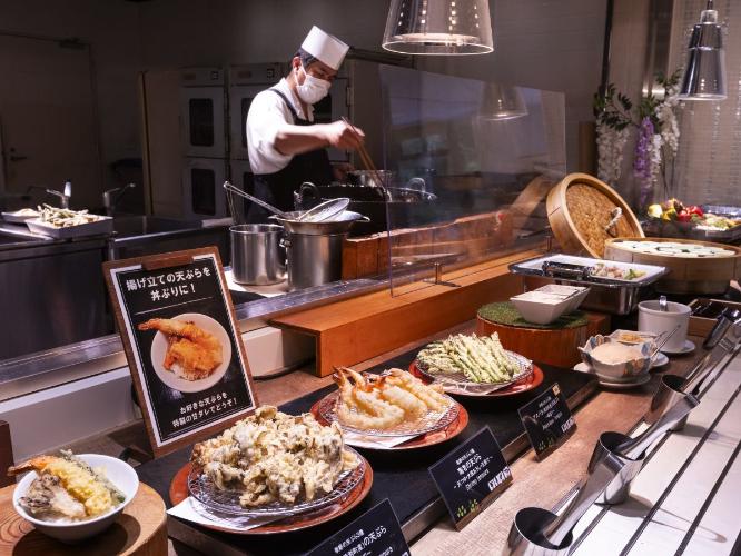 【ブッフェ一例】目の前で揚げるサクサク天ぷらは天丼にして味わうのもおすすめ