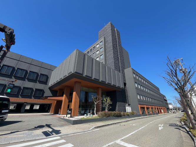 柴山潟の七色の湖に、凛とした佇まい。景色と溶け合う、新しい季（とき）をご体感くださいませ。
