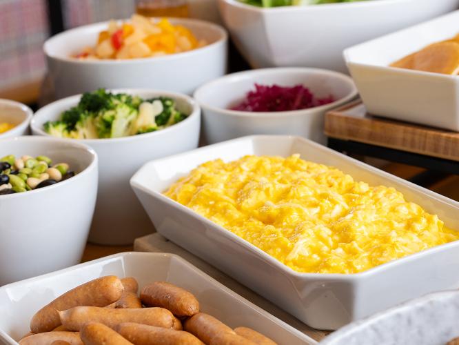 朝食|朝6:30〜9:00まで、充実の朝食ビュッフェをご用意しています。<BR>