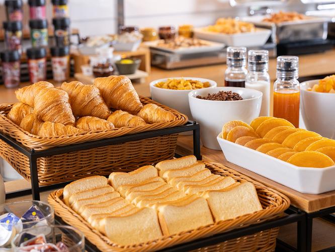 朝食|圧巻の品揃え!15種類のふりかけでオリジナル朝ごはん。