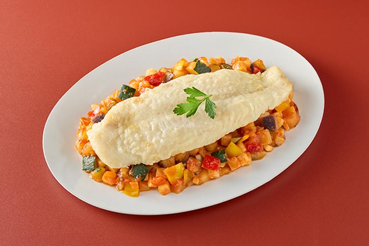 【白身魚とじゃがいものトマト煮込み】トマトの豊かな旨みが染み込んだ、秋にぴったりの温かみのある味わい