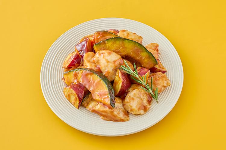 【秋野菜とチキンの甘酢あん】ほくほくのさつまいもとかぼちゃに甘酢あんをからめた、秋ならではの味わい